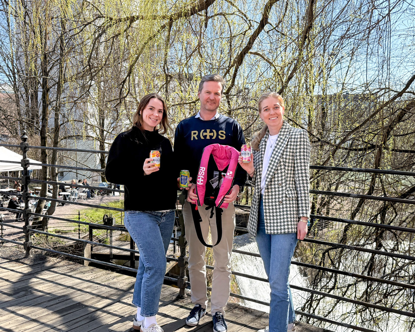 Fra venstre: Merkevaresjef for Munkholm, Christina Vang Garberg, salg- og partneransvarlig i Redningsselskapet, Tarjei Aasheim og markedssjef for alkoholfrie drikker i Ringnes, Elisabeth Agnethe Hansen.